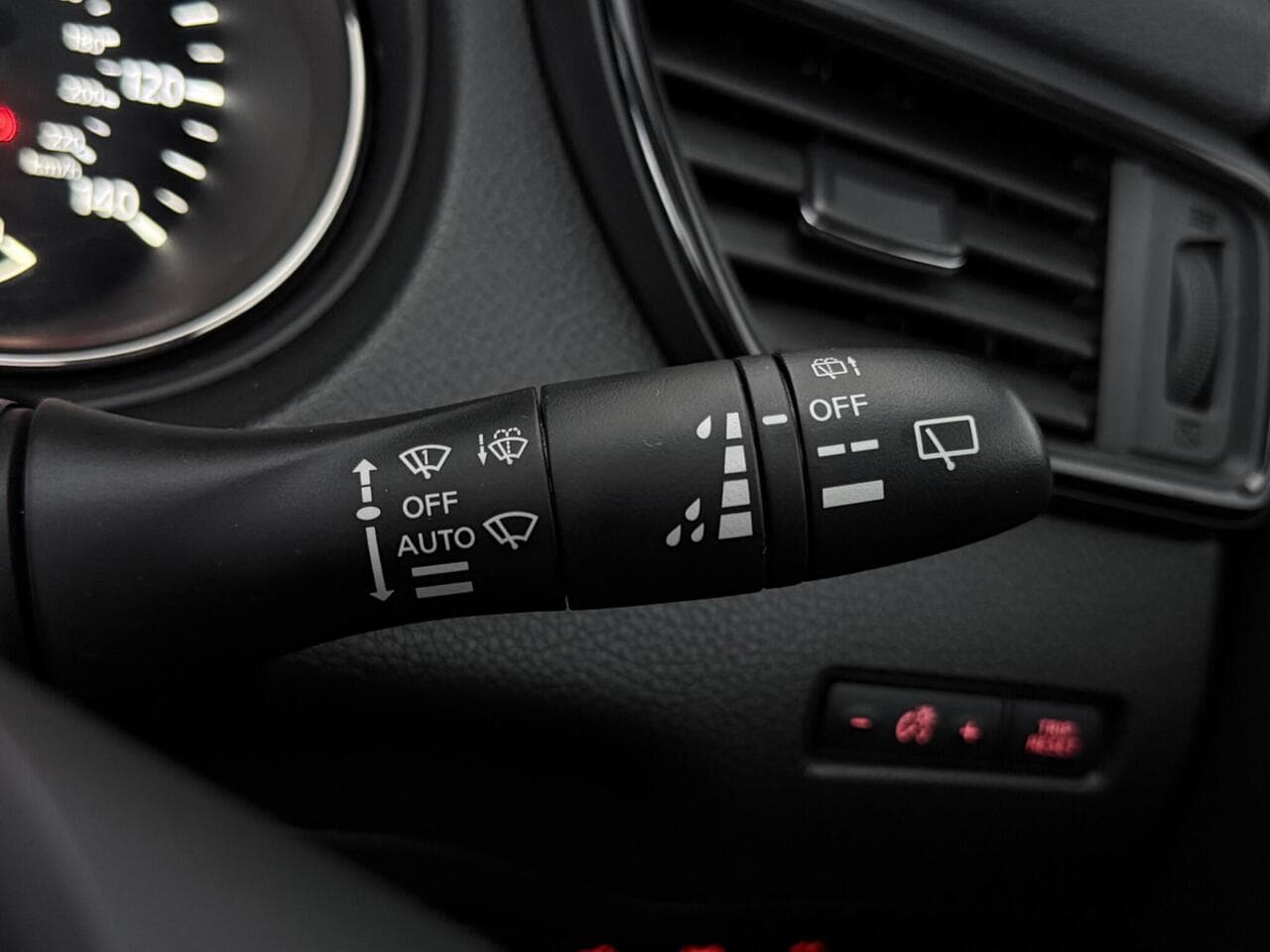 Nissan X-Trail thumbnail Misc Controls