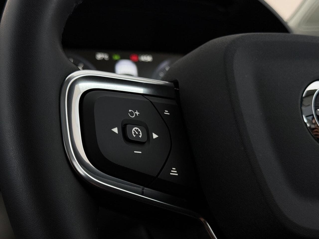 Volvo XC40 thumbnail Misc Controls