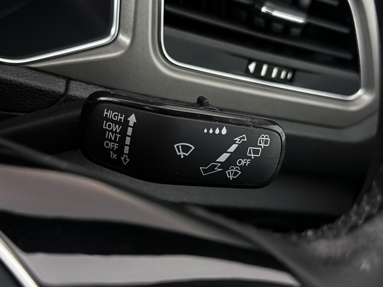 Volkswagen T-Roc thumbnail Misc Controls
