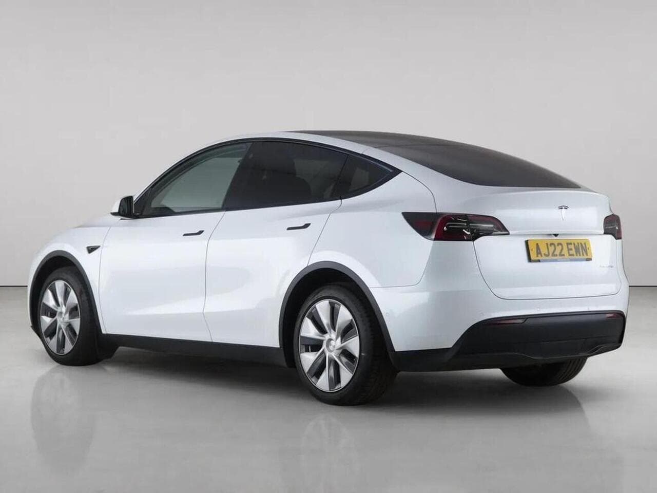 Tesla Model Y thumbnail Rear Left
