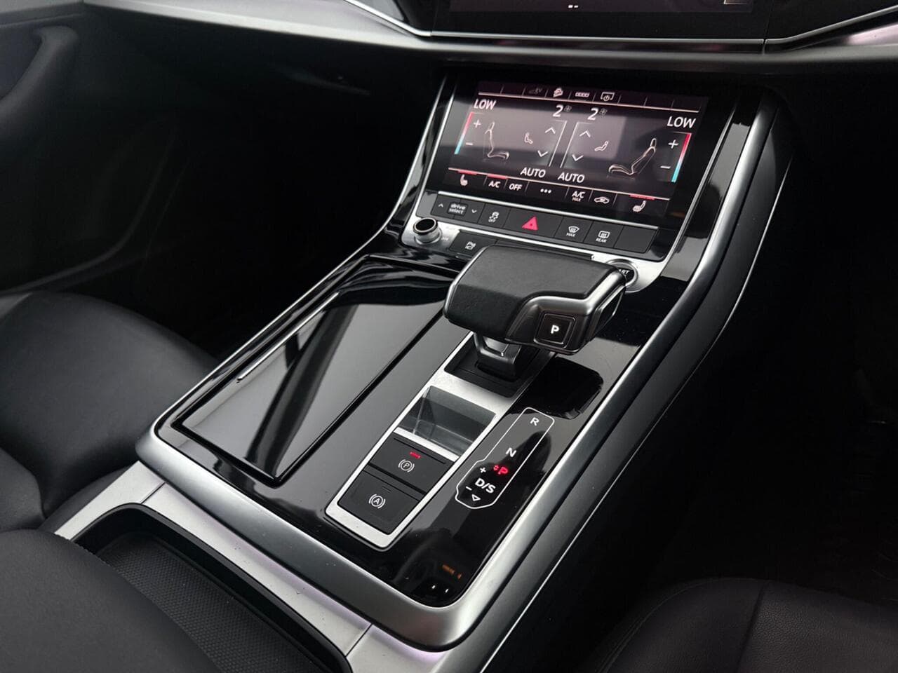 Audi Q7 thumbnail Interior Front