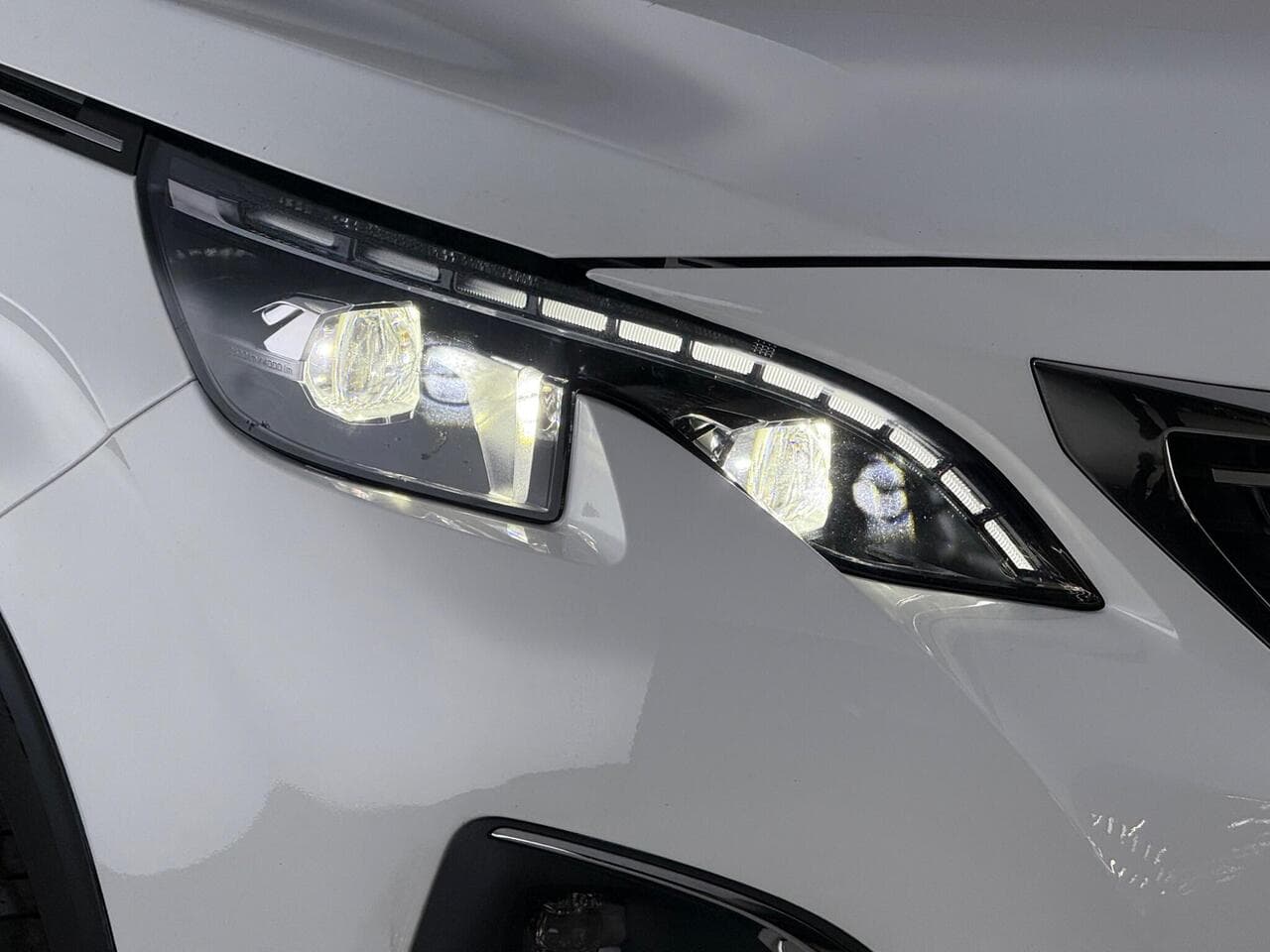 Peugeot 5008 thumbnail Lights Front