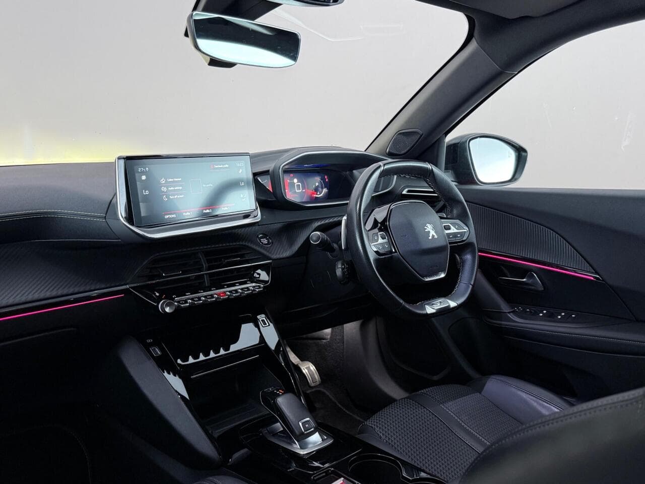 Peugeot 2008 thumbnail Interior Front