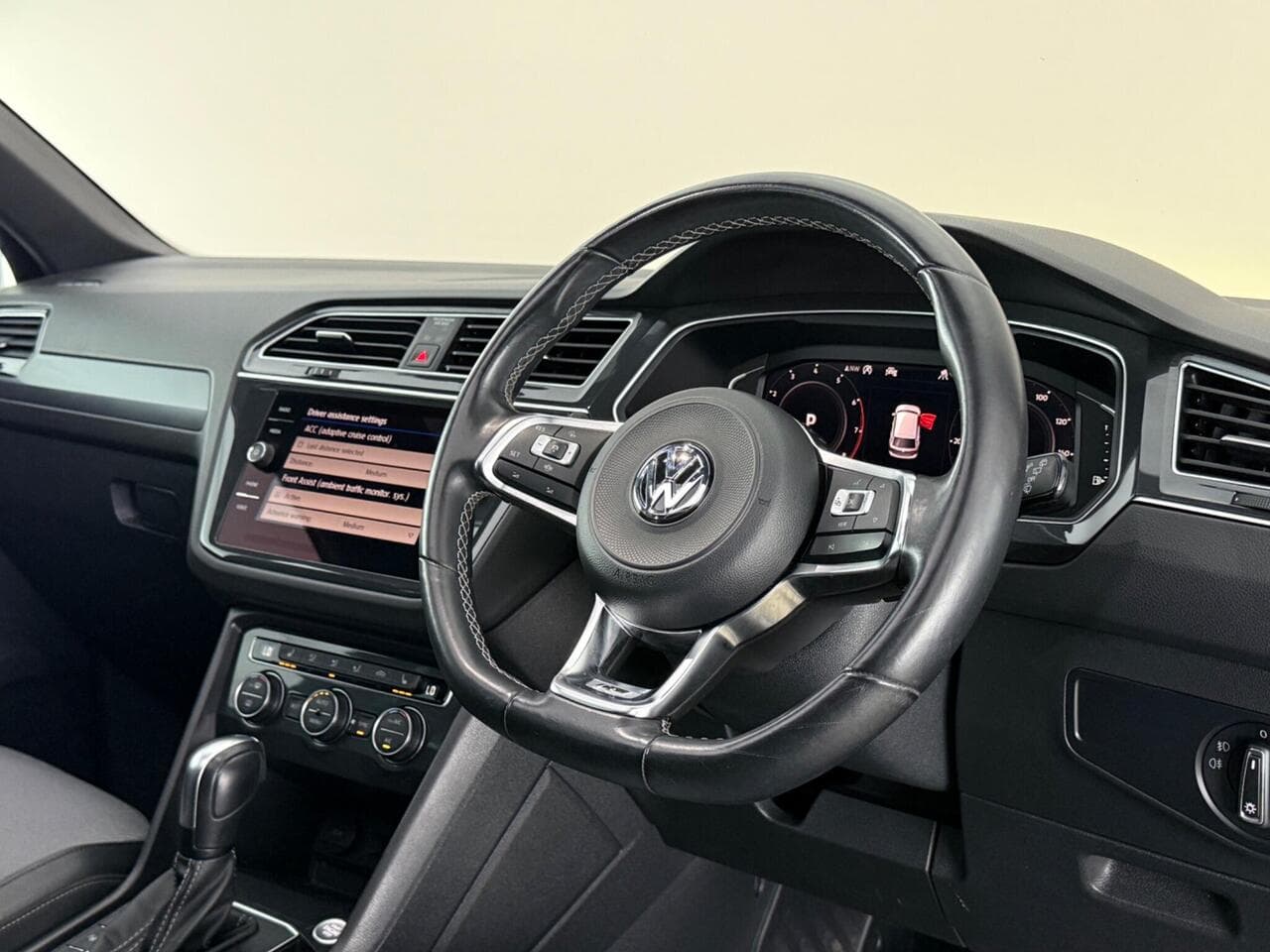 Volkswagen Tiguan thumbnail Interior Front