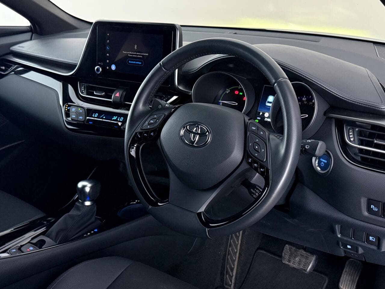 Toyota C-HR thumbnail Interior Front