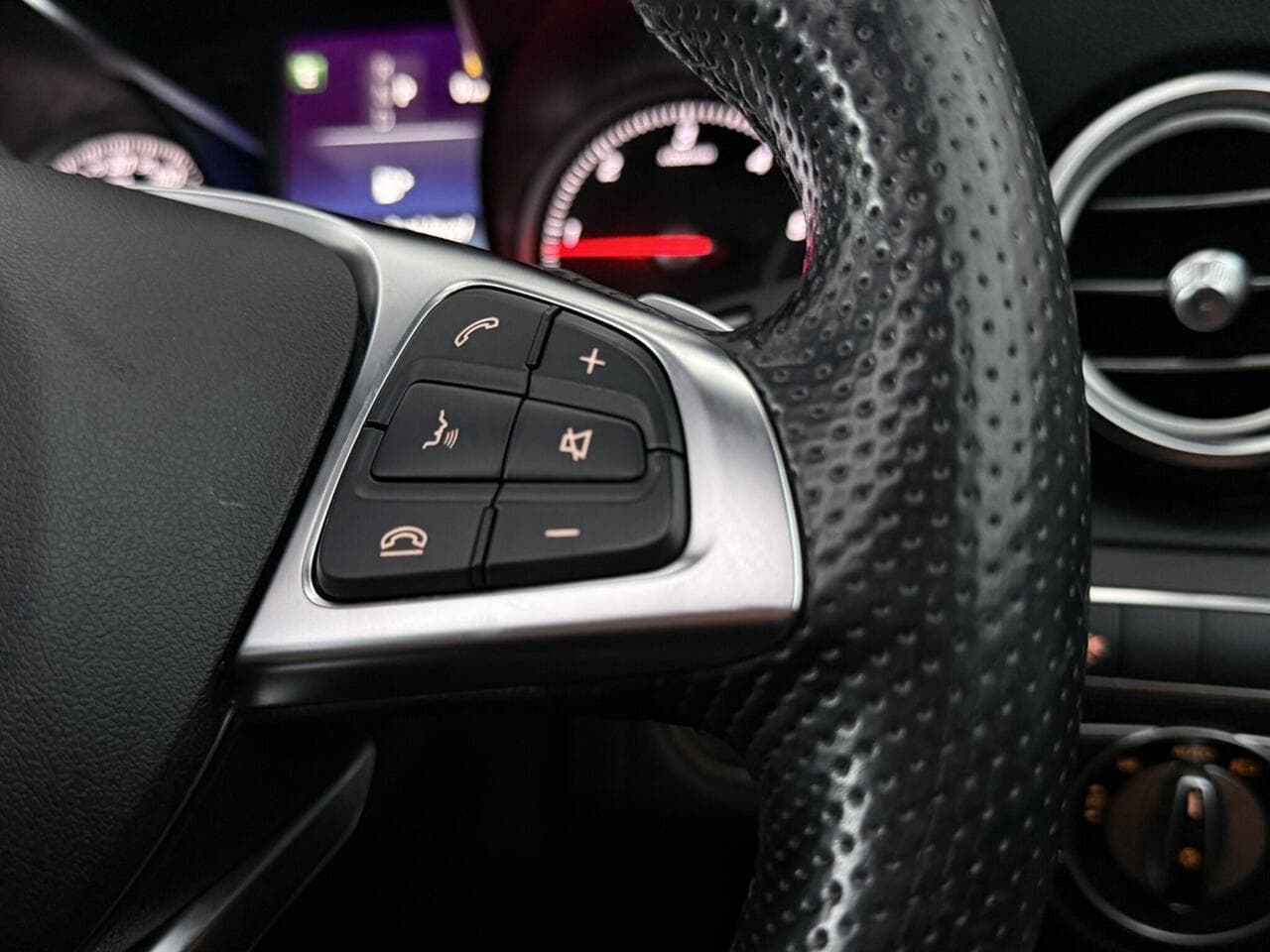 Mercedes-Benz GLC thumbnail Misc Controls