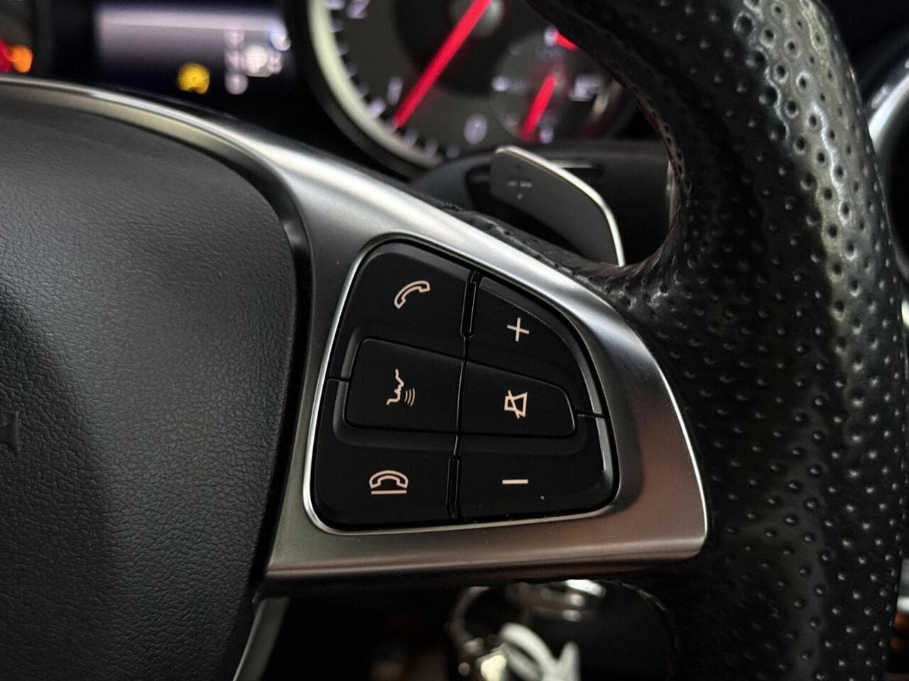 Mercedes-Benz GLA thumbnail Misc Controls