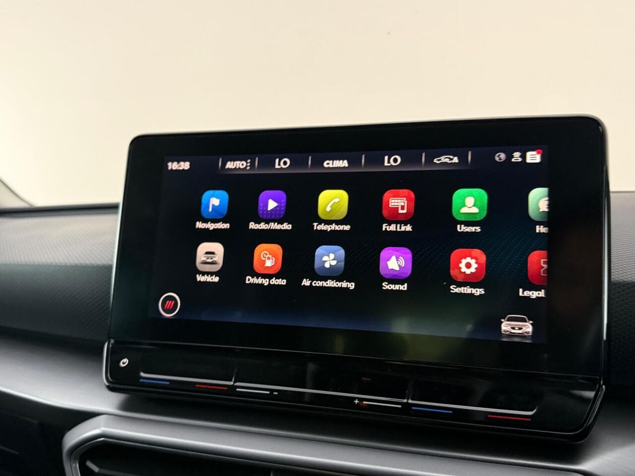 SEAT Leon thumbnail Infotainment System