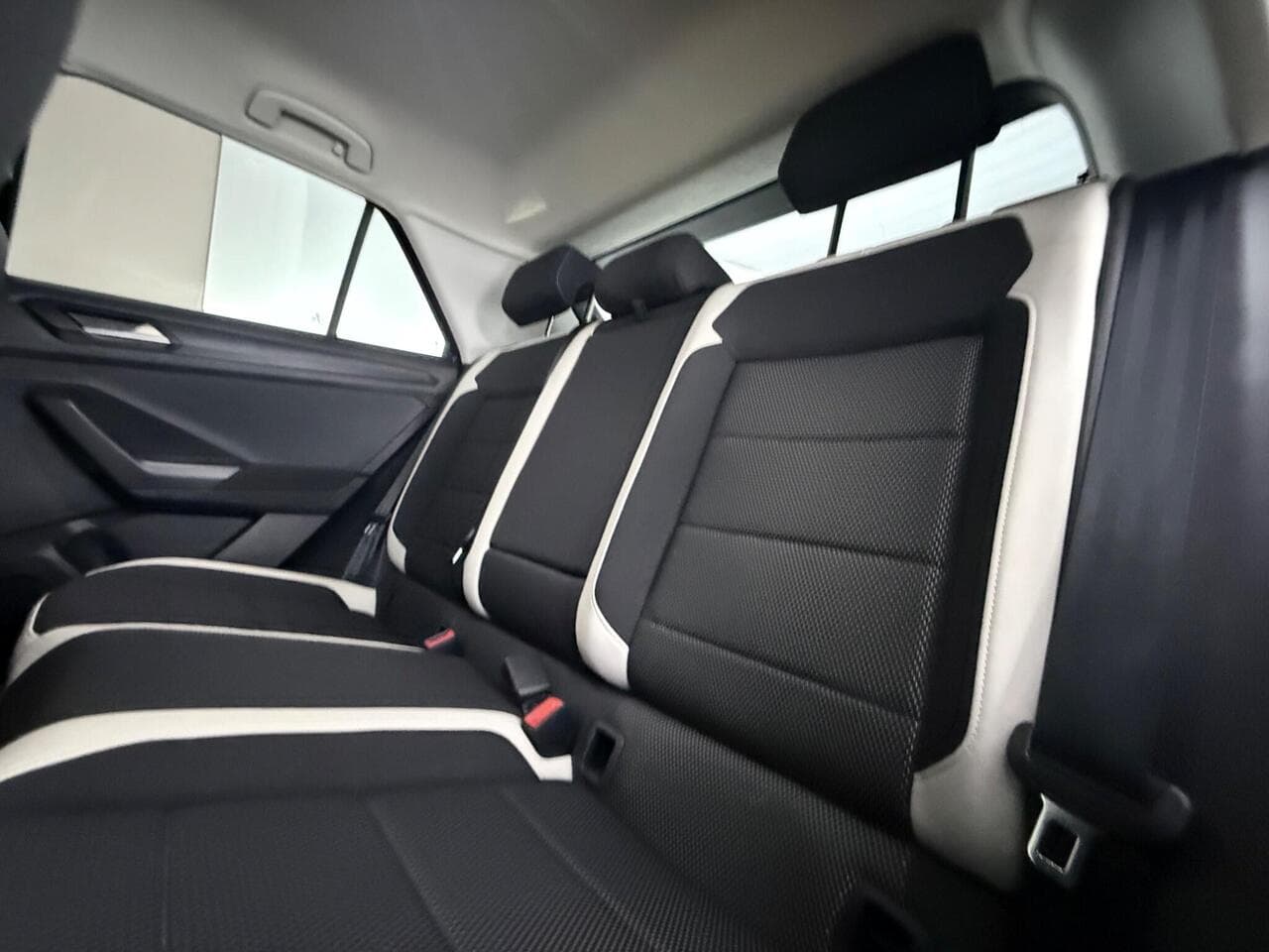Volkswagen T-Roc thumbnail Seats Rear