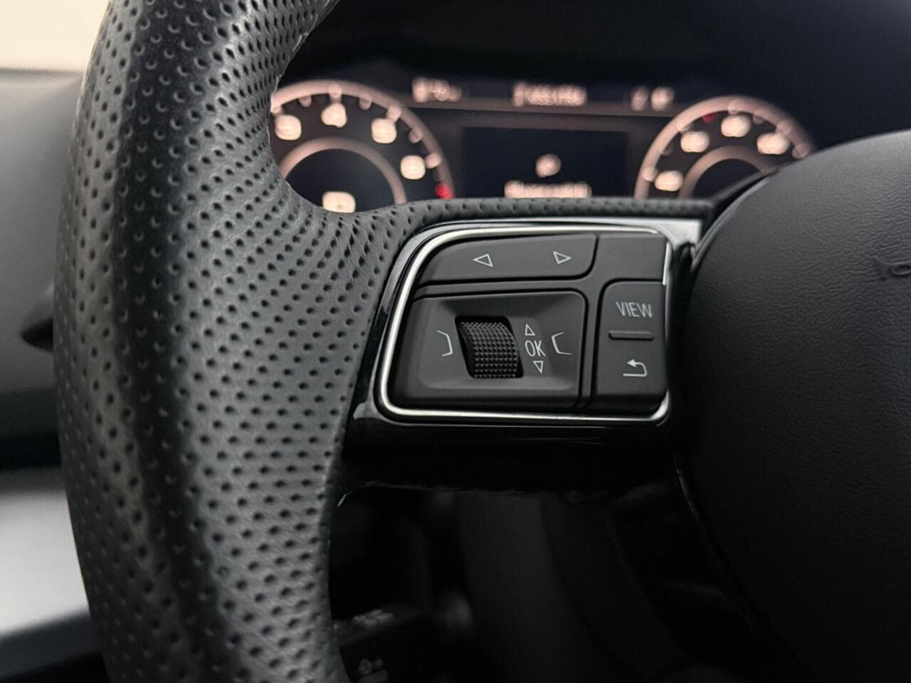 Audi Q2 thumbnail Misc Controls