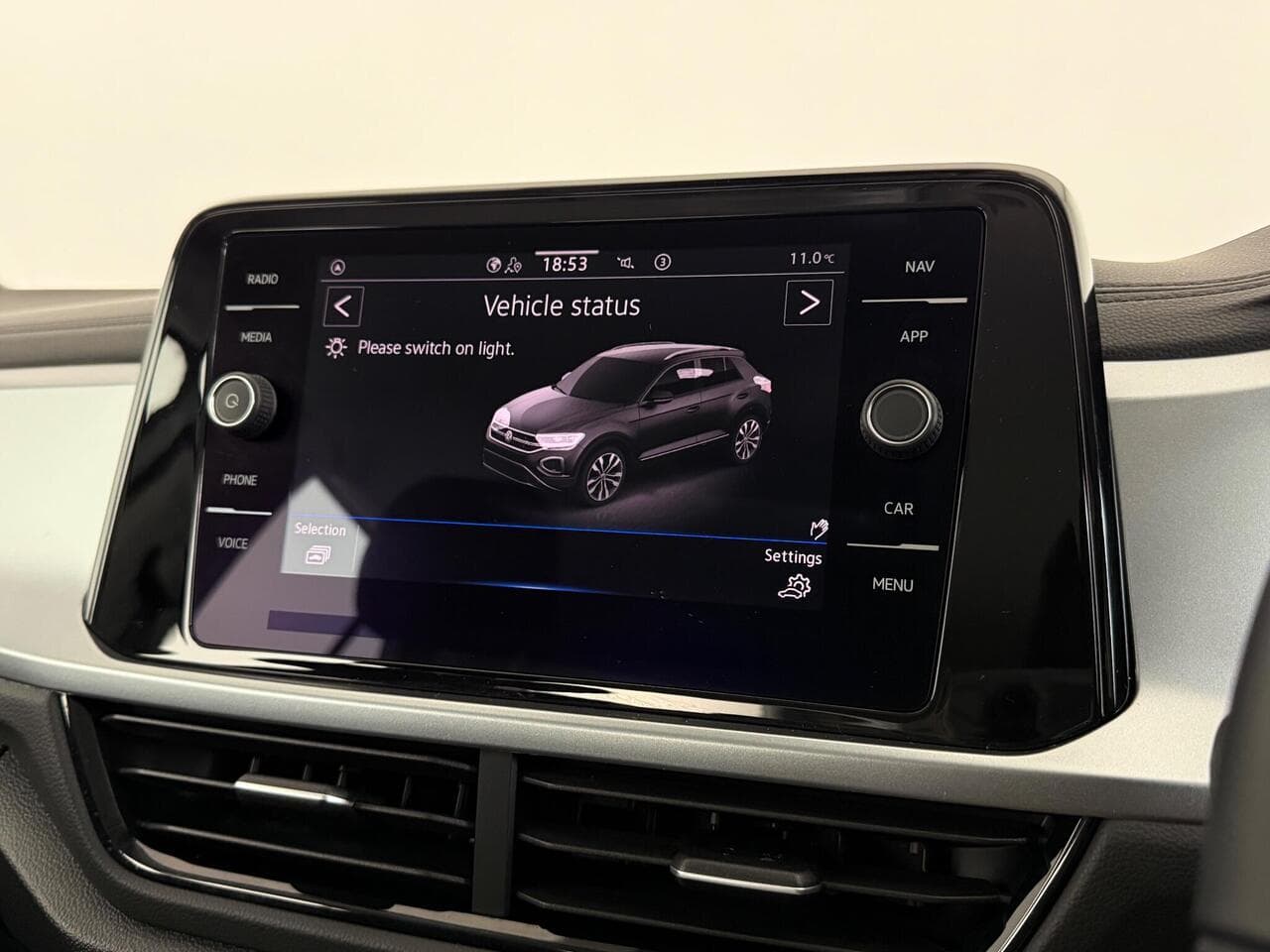 Volkswagen T-Roc thumbnail Infotainment System