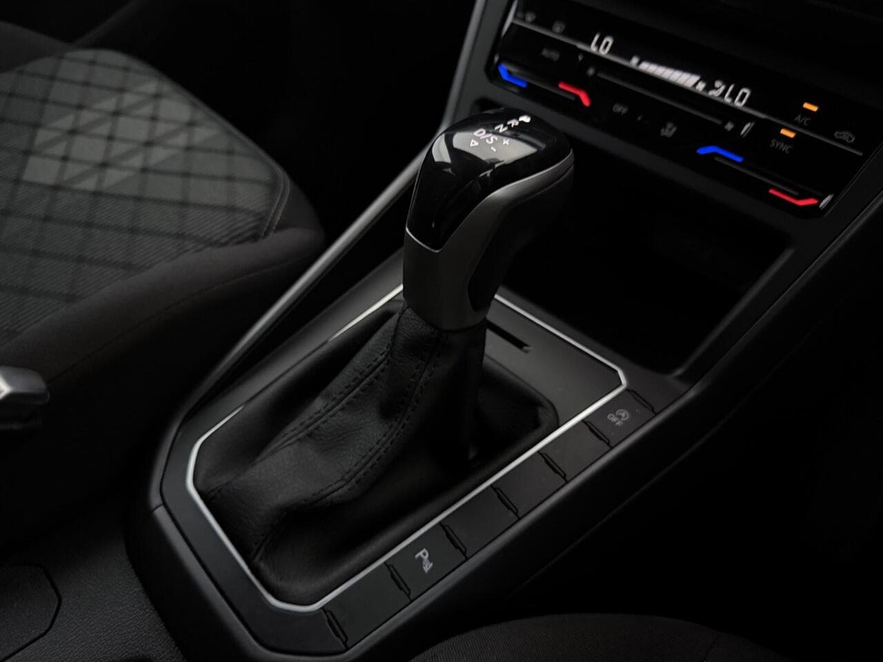 Volkswagen Polo thumbnail Interior Front