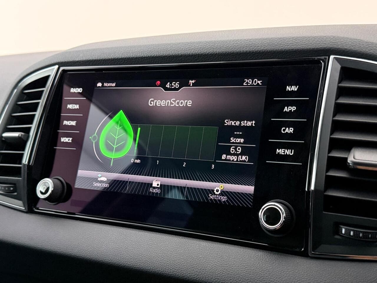 Skoda Karoq thumbnail Infotainment System