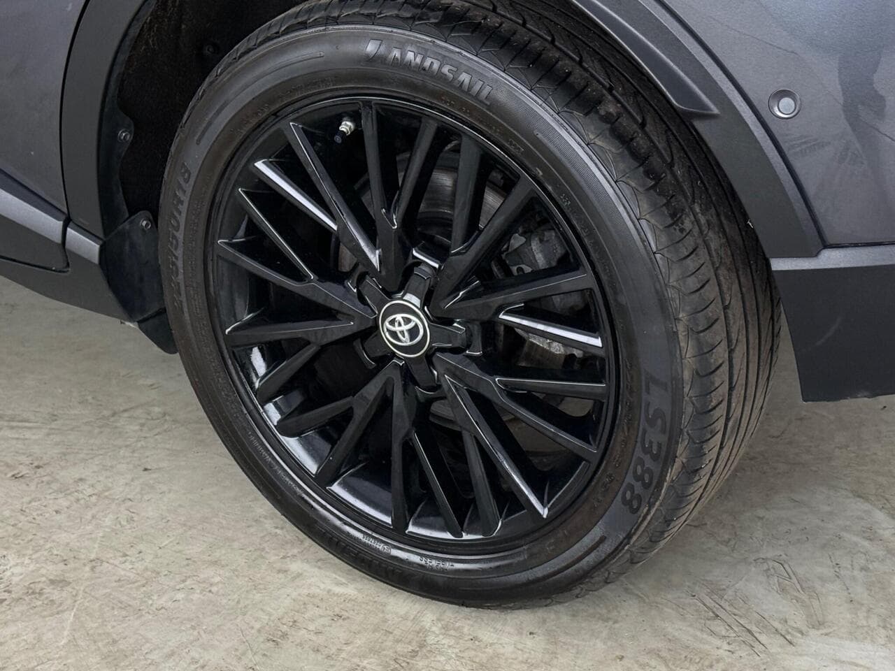 Toyota C-HR thumbnail Wheel