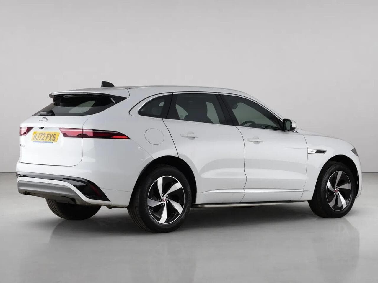 Jaguar F-PACE thumbnail Rear Right