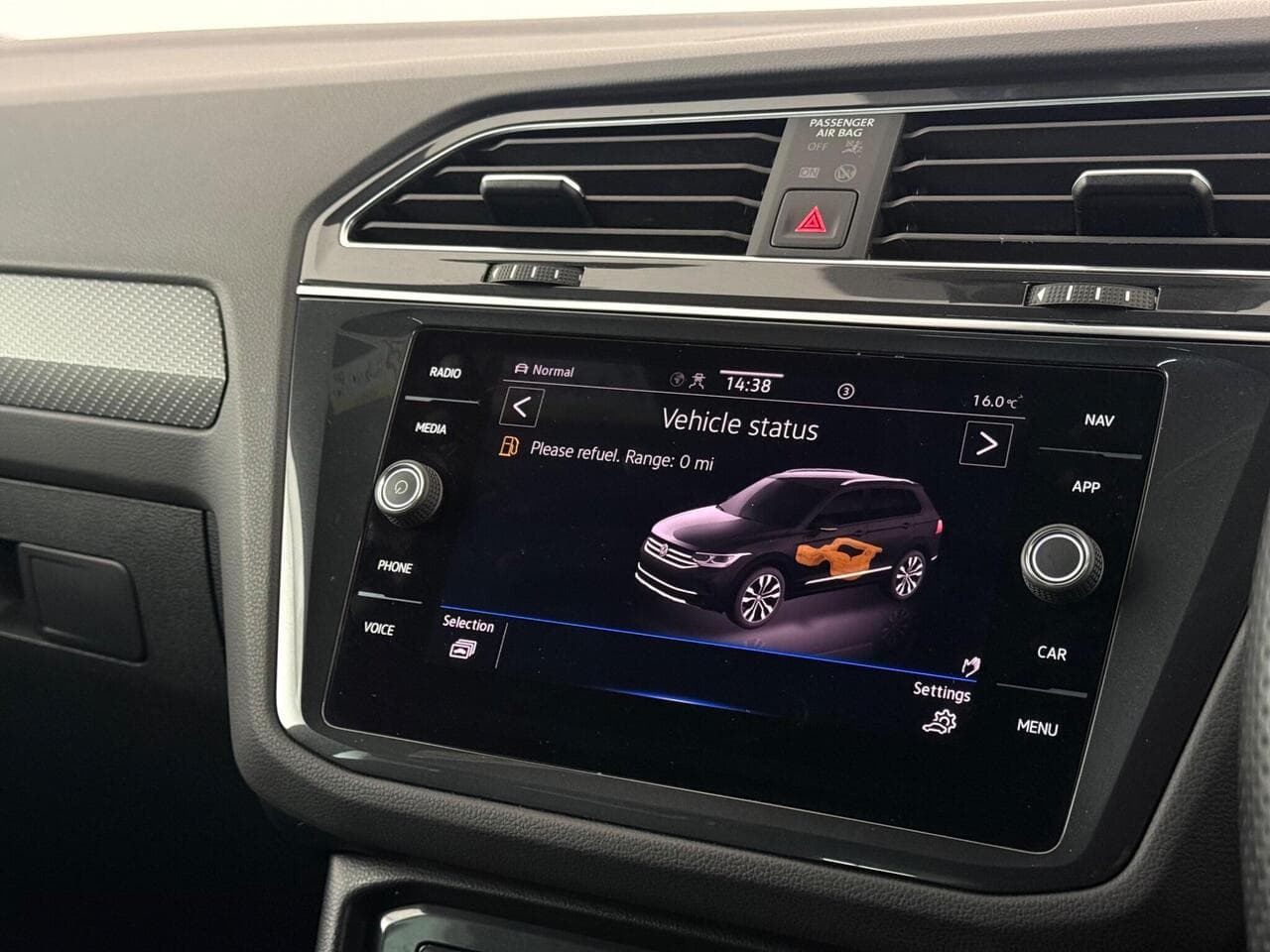 Volkswagen Tiguan thumbnail Infotainment System