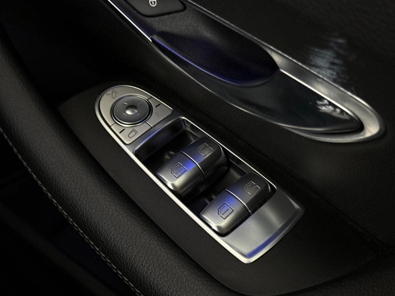 Mercedes-Benz E Class thumbnail Door Interior