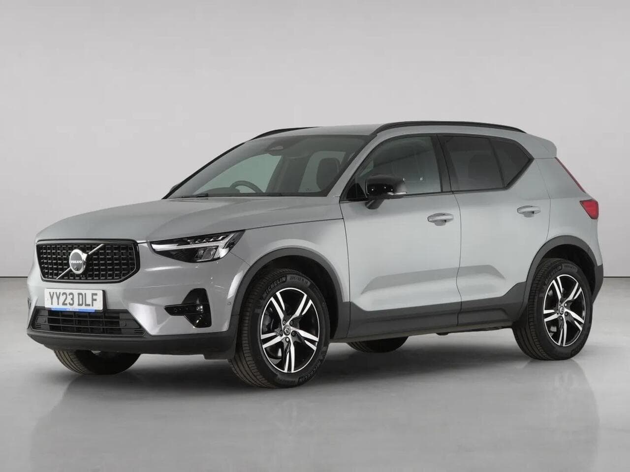 Volvo XC40 thumbnail Front Left