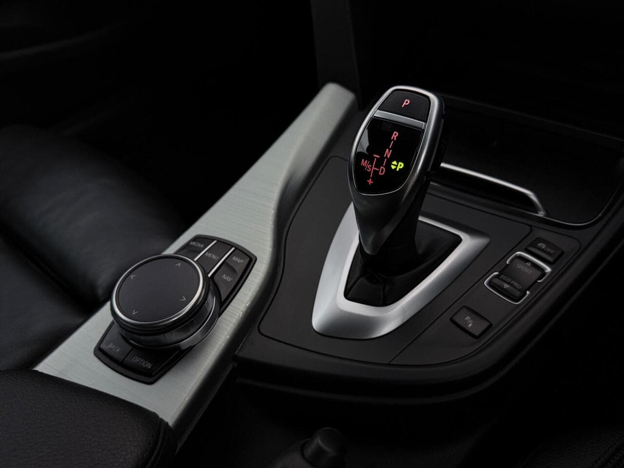 BMW 4 Series thumbnail Interior Front