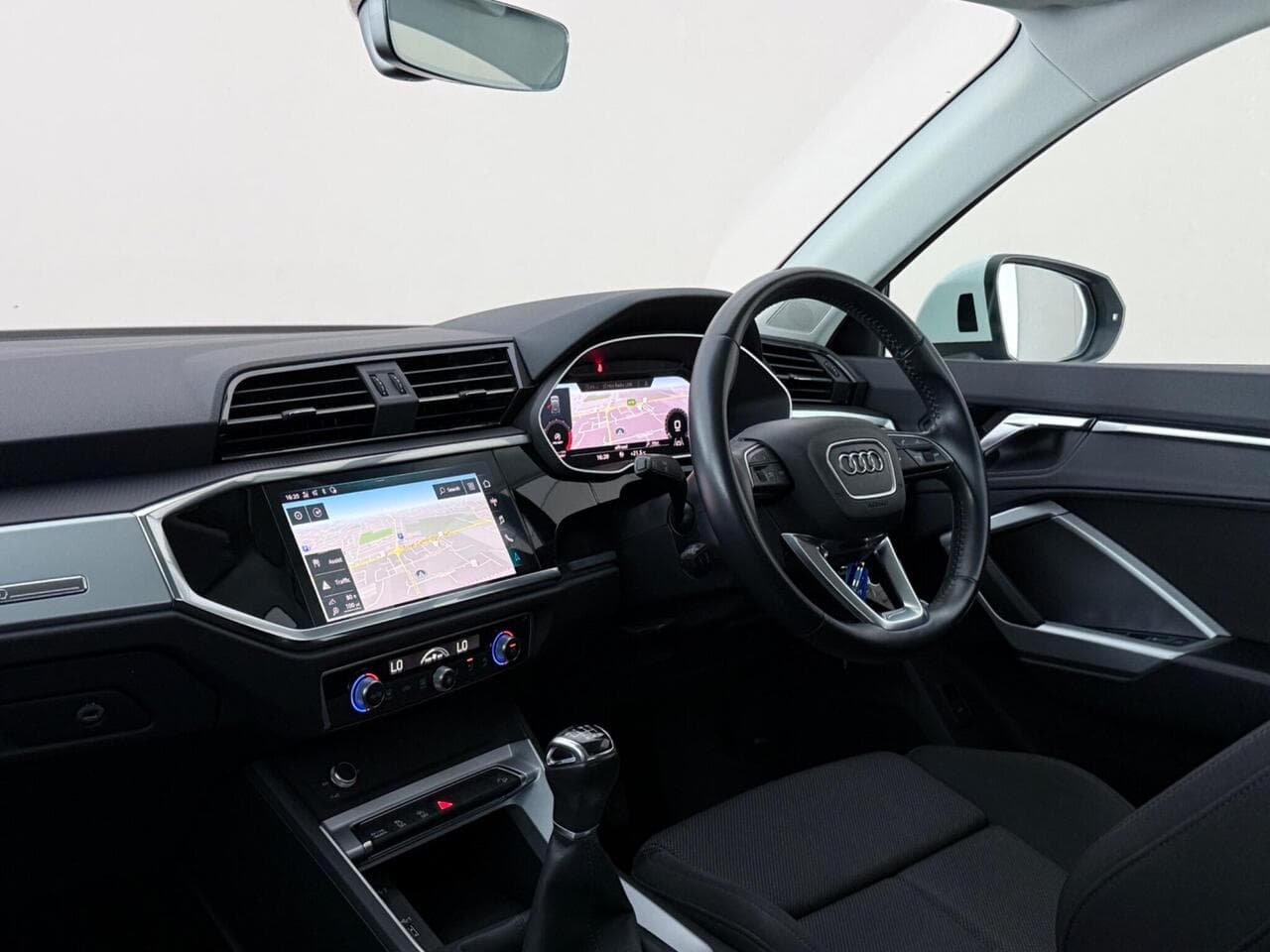 Audi Q3 thumbnail Interior Front