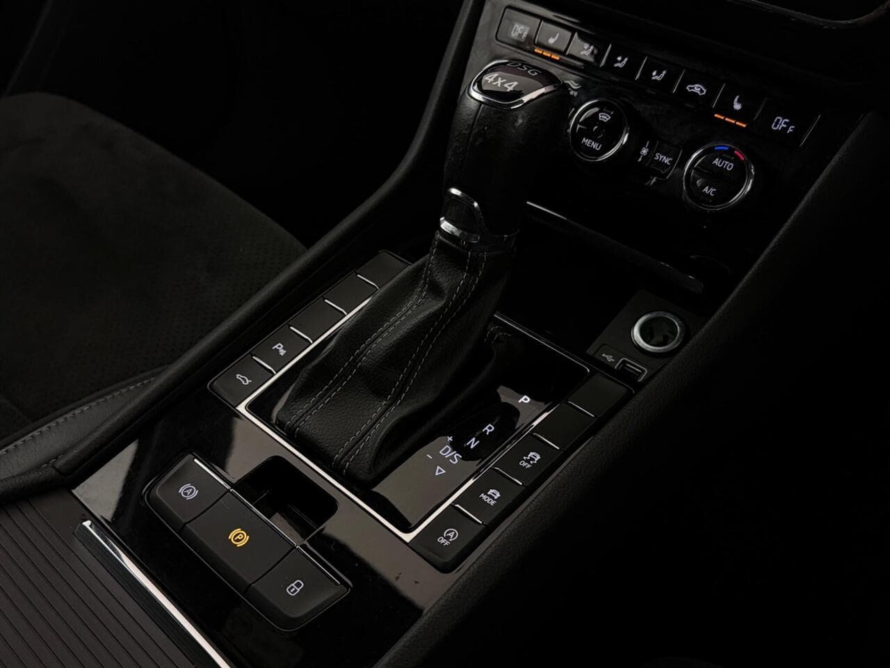 Skoda Superb thumbnail Interior Front