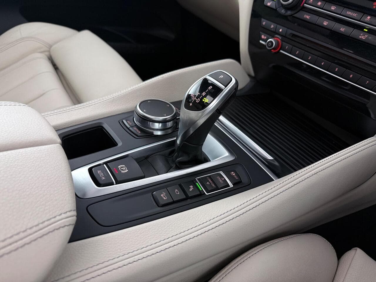 BMW X6 thumbnail Interior Front