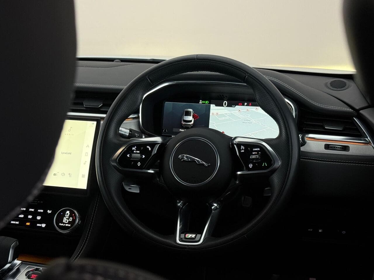 Jaguar F-PACE thumbnail Steering Wheel