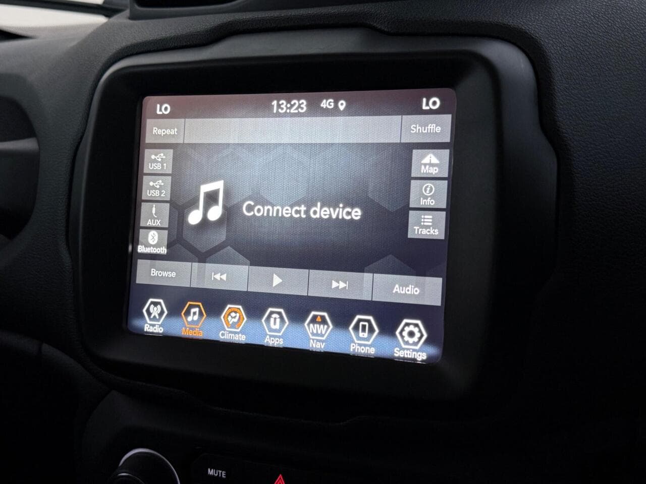Jeep Renegade thumbnail Infotainment System