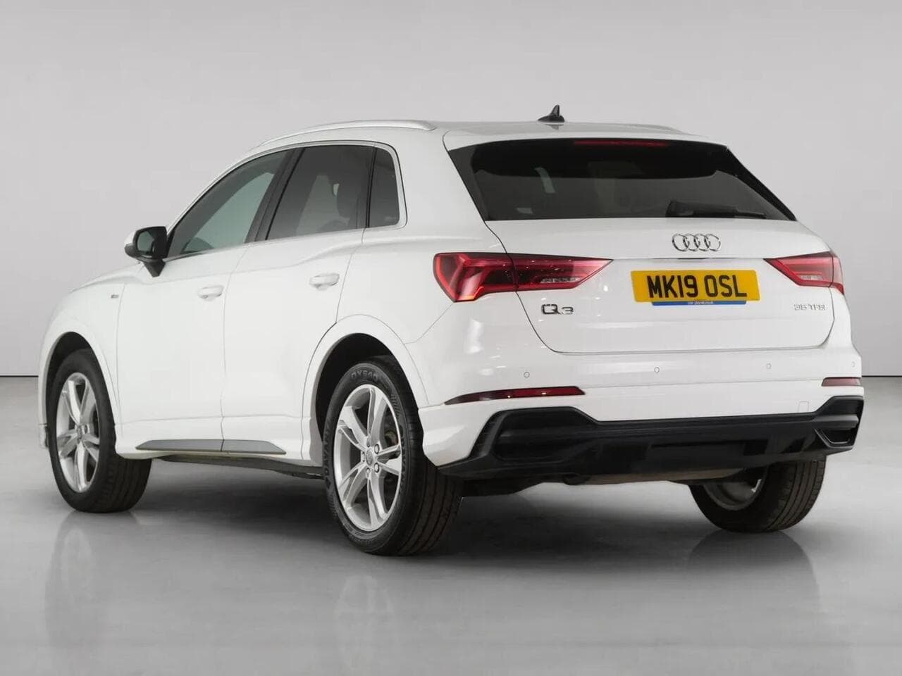 Audi Q3 thumbnail Rear Left