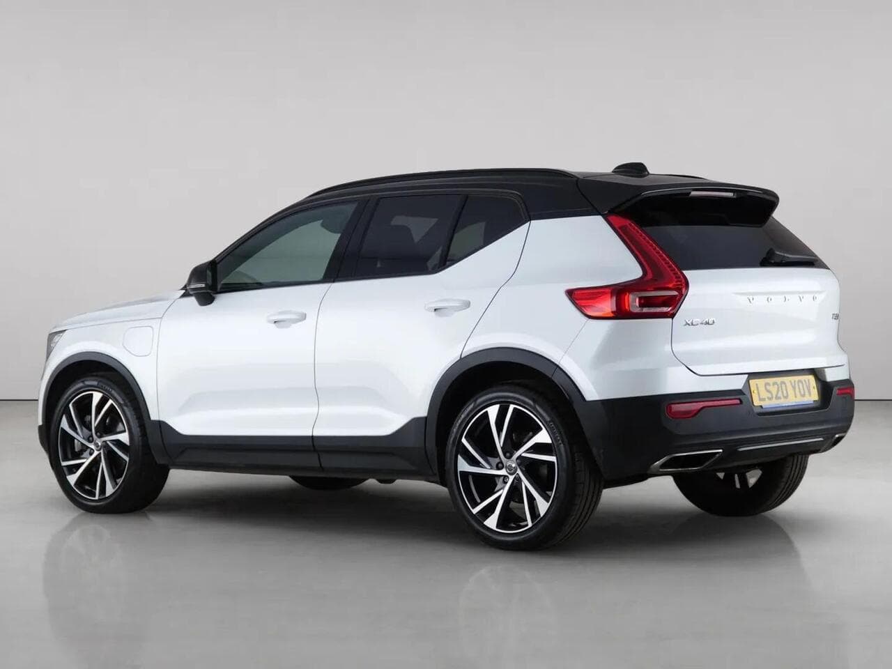 Volvo XC40 thumbnail Rear Left
