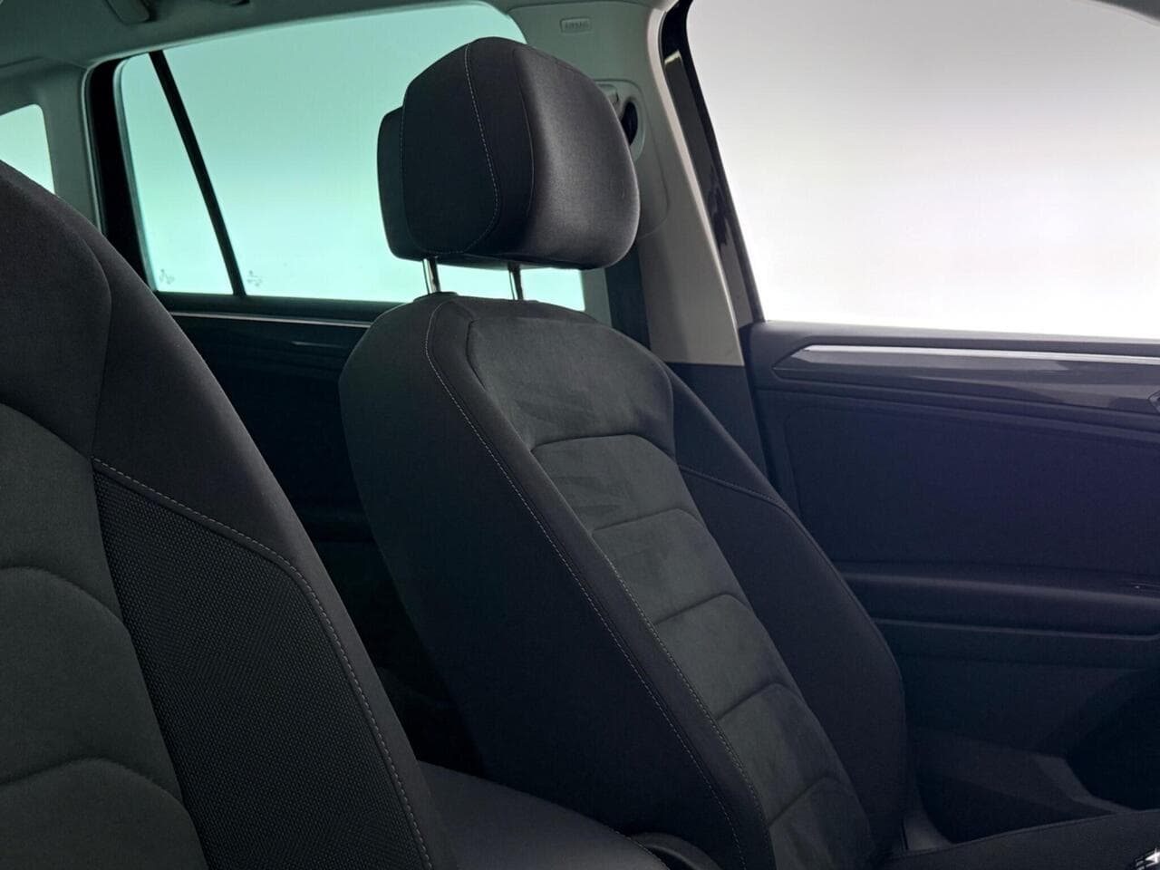 Volkswagen Tiguan thumbnail Seats Rear