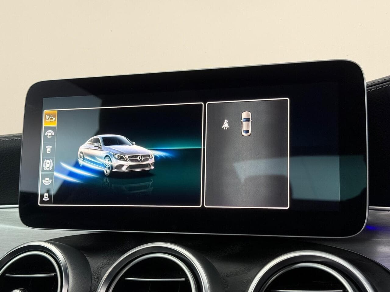 Mercedes-Benz C Class thumbnail Infotainment System