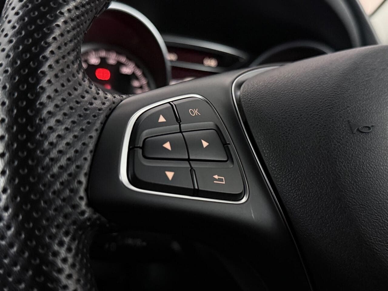 Mercedes-Benz GLA thumbnail Misc Controls