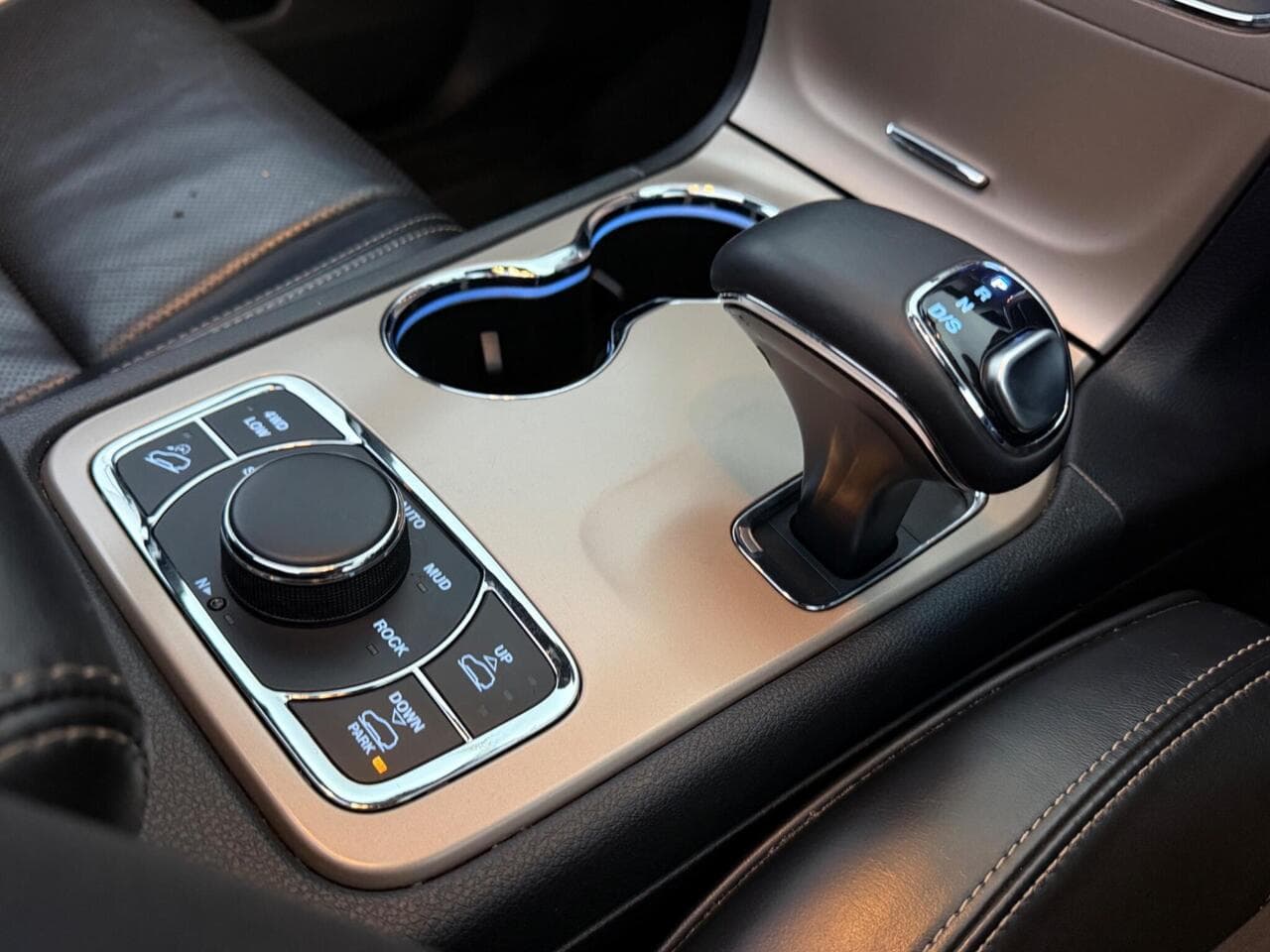 Jeep Grand Cherokee thumbnail Interior Front