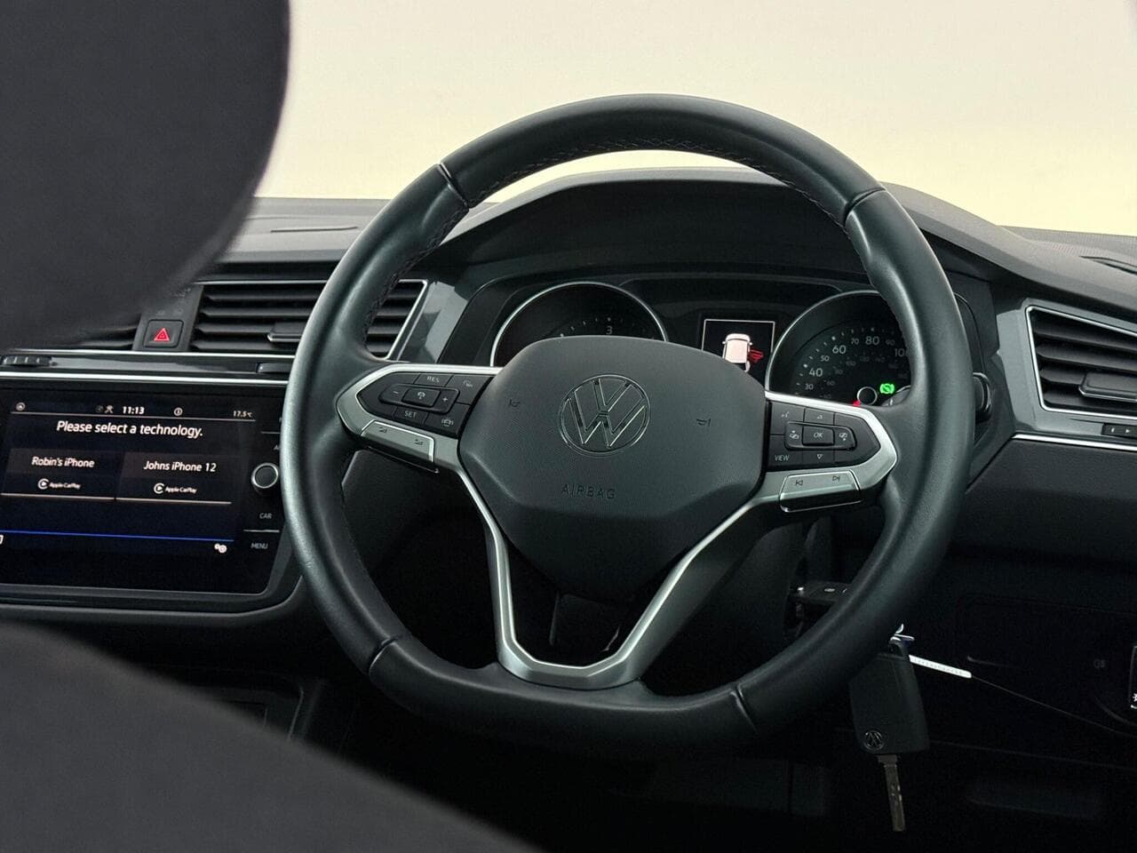 Volkswagen Tiguan thumbnail Steering Wheel