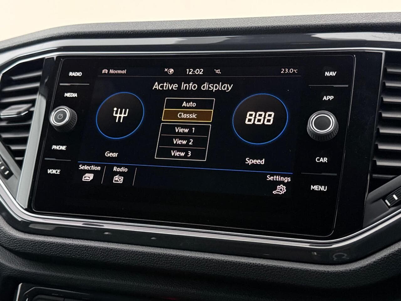 Volkswagen T-Roc thumbnail Infotainment System