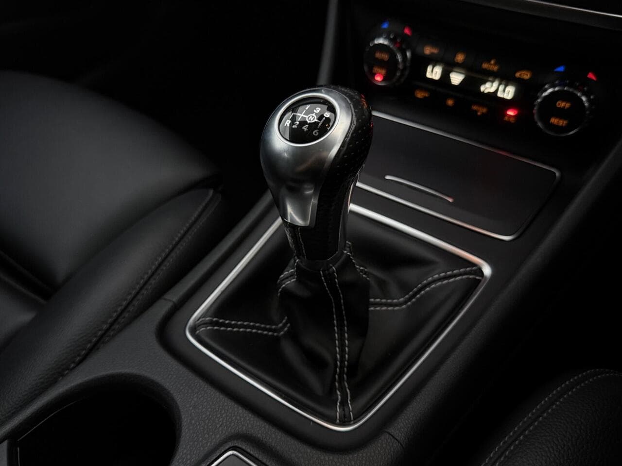 Mercedes-Benz GLA thumbnail Interior Front