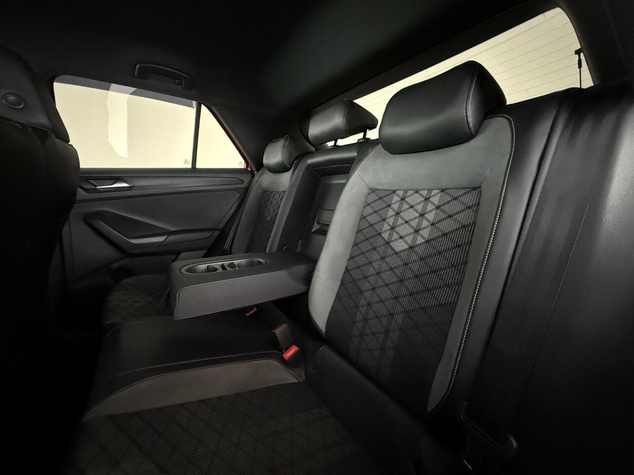 Volkswagen T-Roc thumbnail Seats Rear