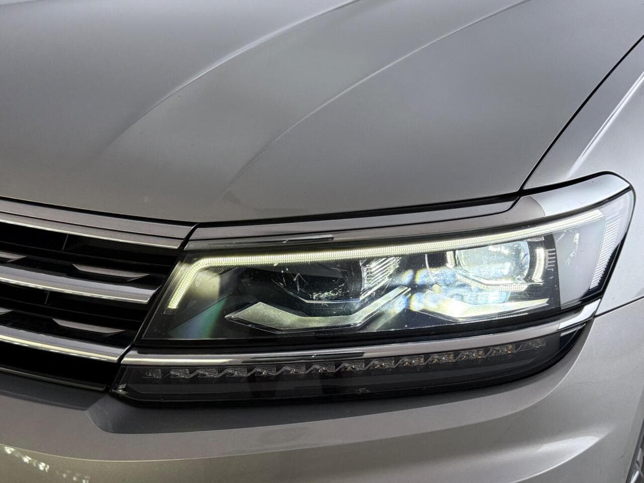 Volkswagen Tiguan thumbnail Lights Front