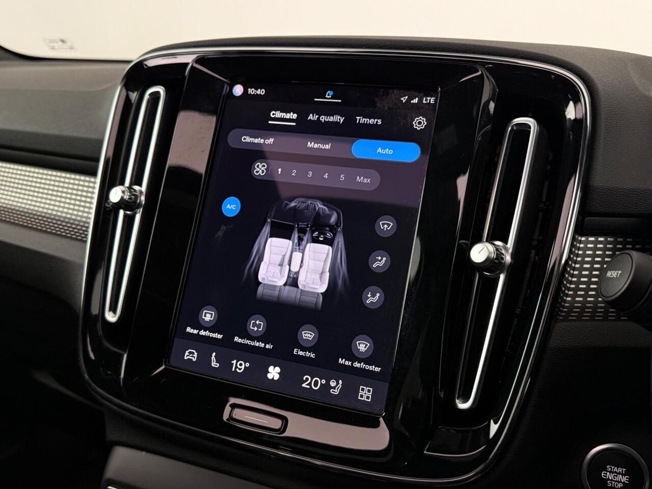 Volvo XC40 thumbnail Infotainment System