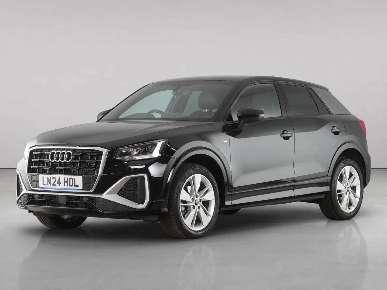 Audi Q2 thumbnail Front Left