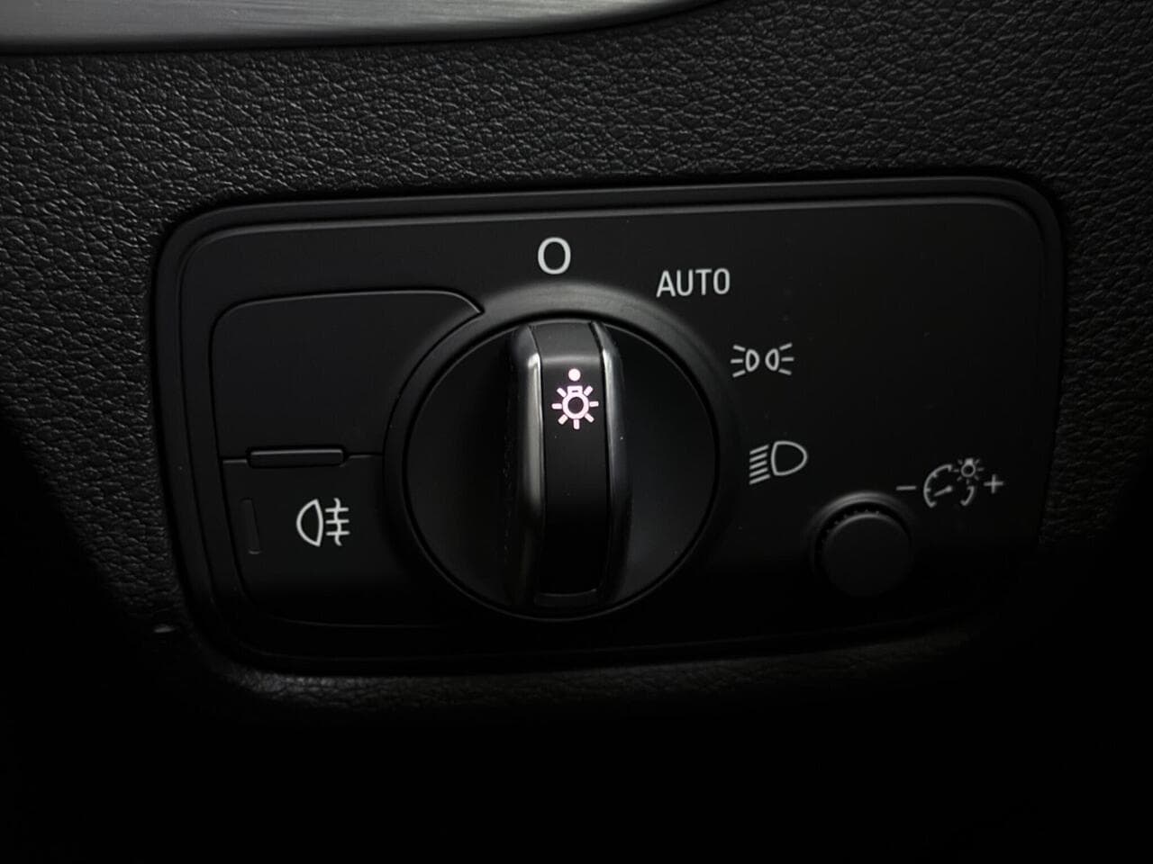 Audi Q2 thumbnail Misc Controls