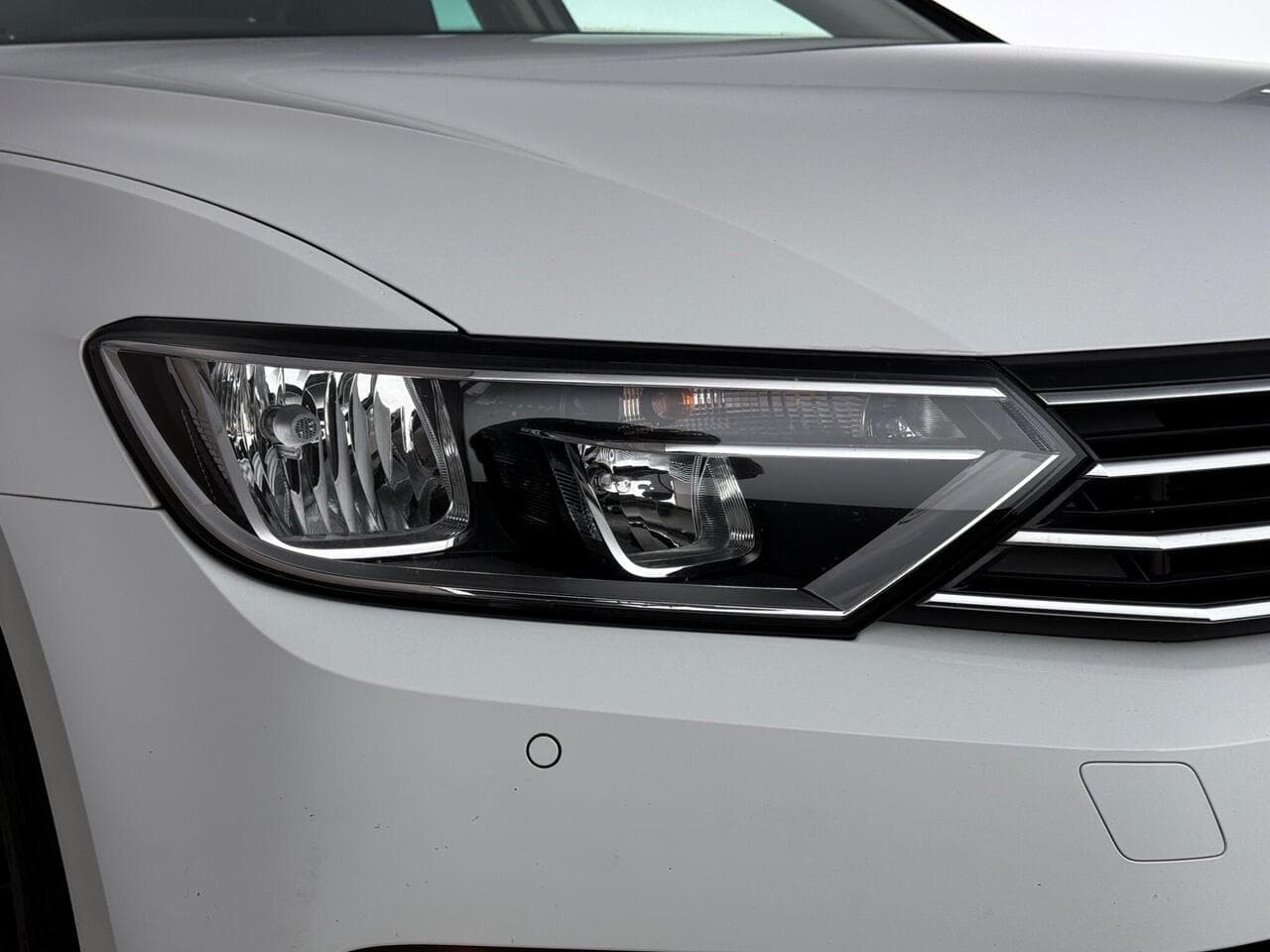 Volkswagen Passat thumbnail Lights Front