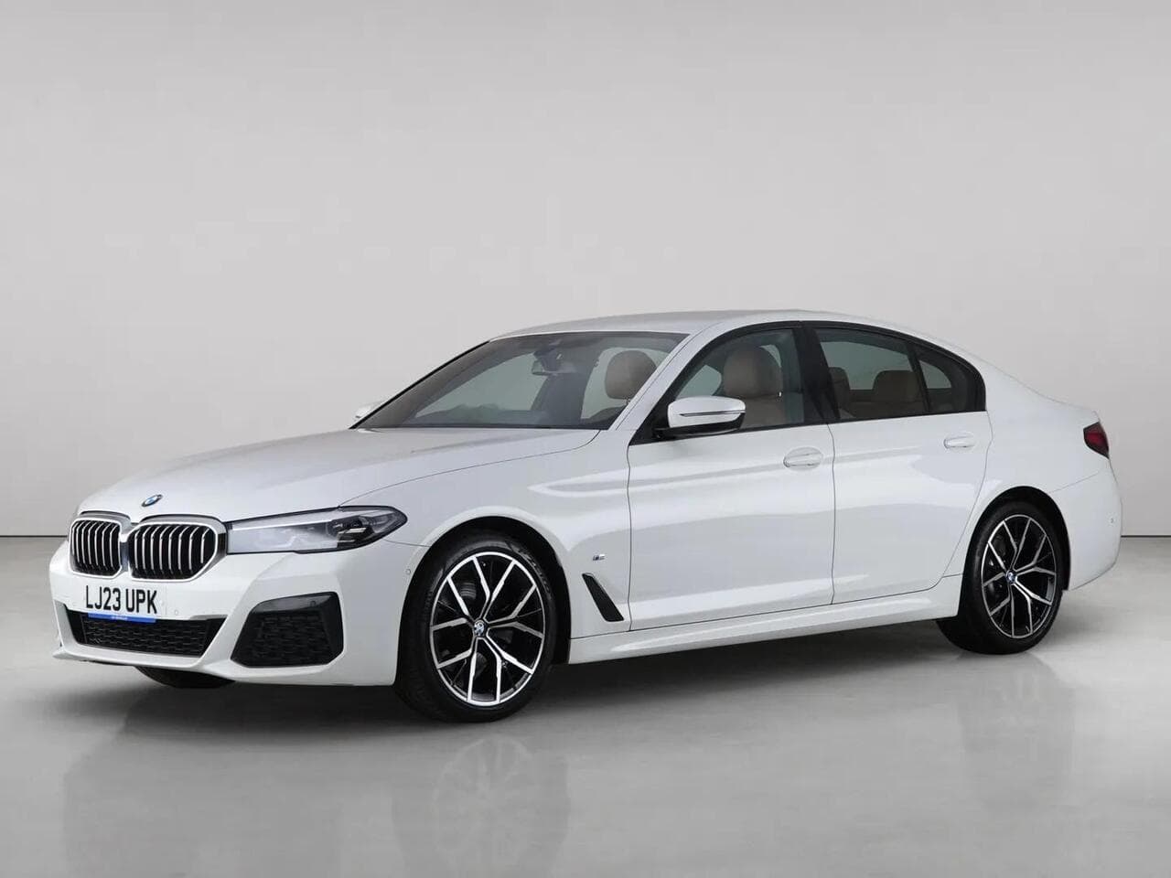 BMW 5 Series thumbnail Front Left