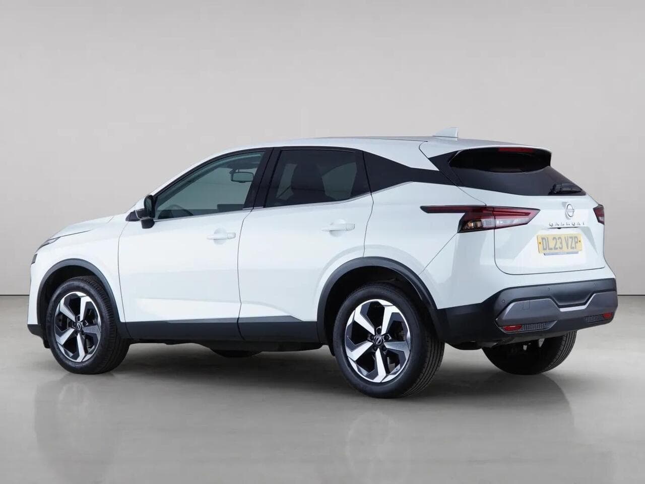 Nissan Qashqai thumbnail Side Left