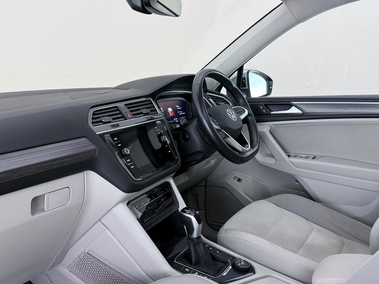 Volkswagen Tiguan Allspace thumbnail Interior Front