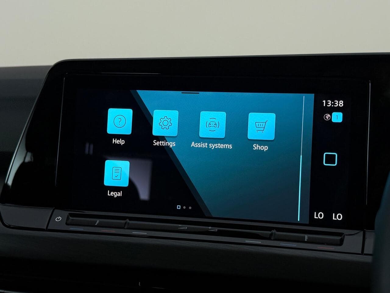 Volkswagen Golf thumbnail Infotainment System