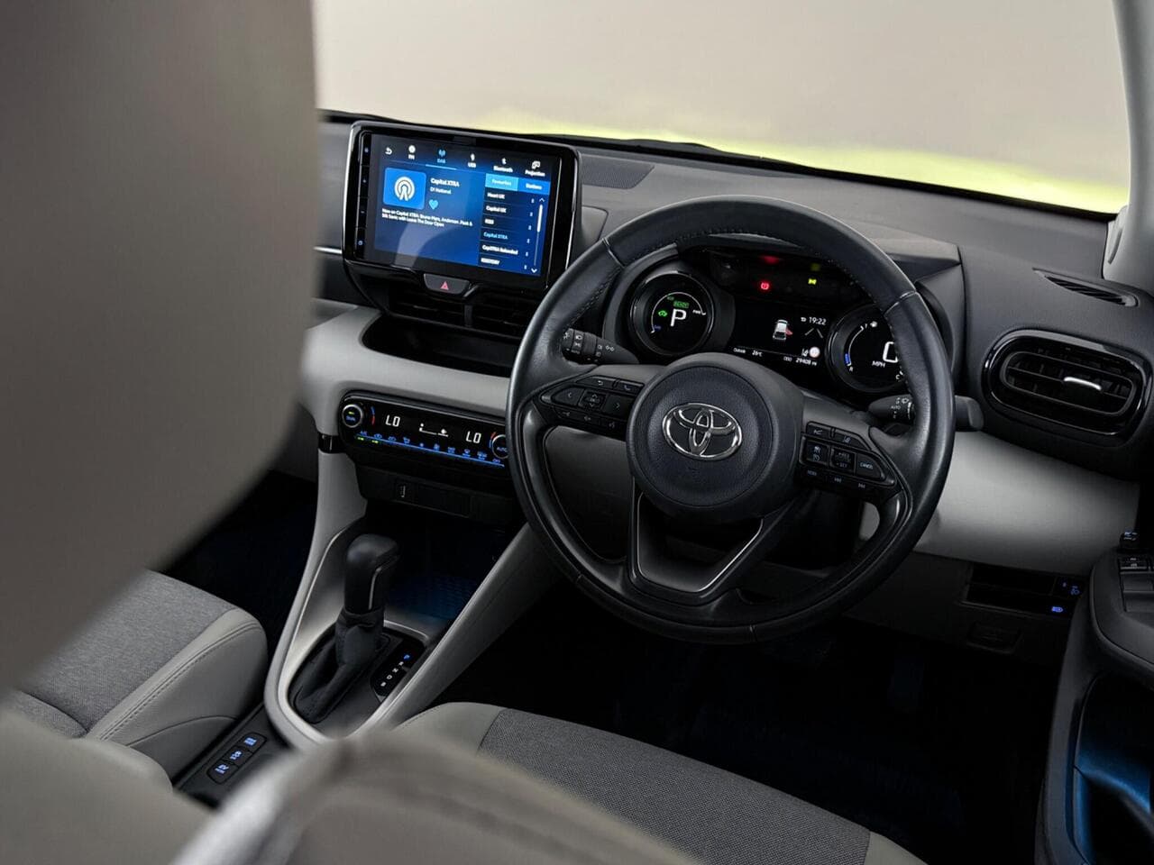 Toyota Yaris thumbnail Interior Front