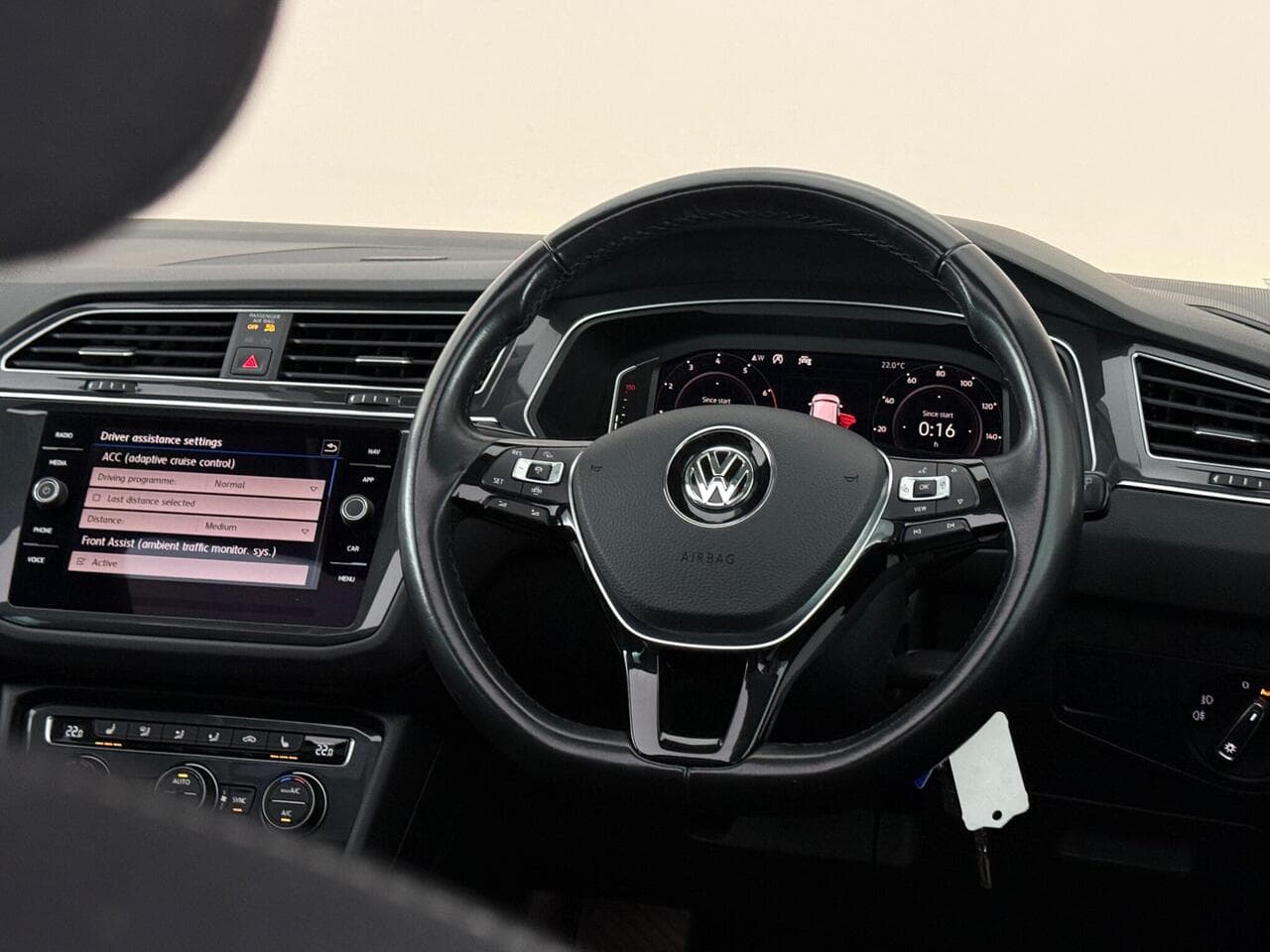 Volkswagen Tiguan thumbnail Steering Wheel