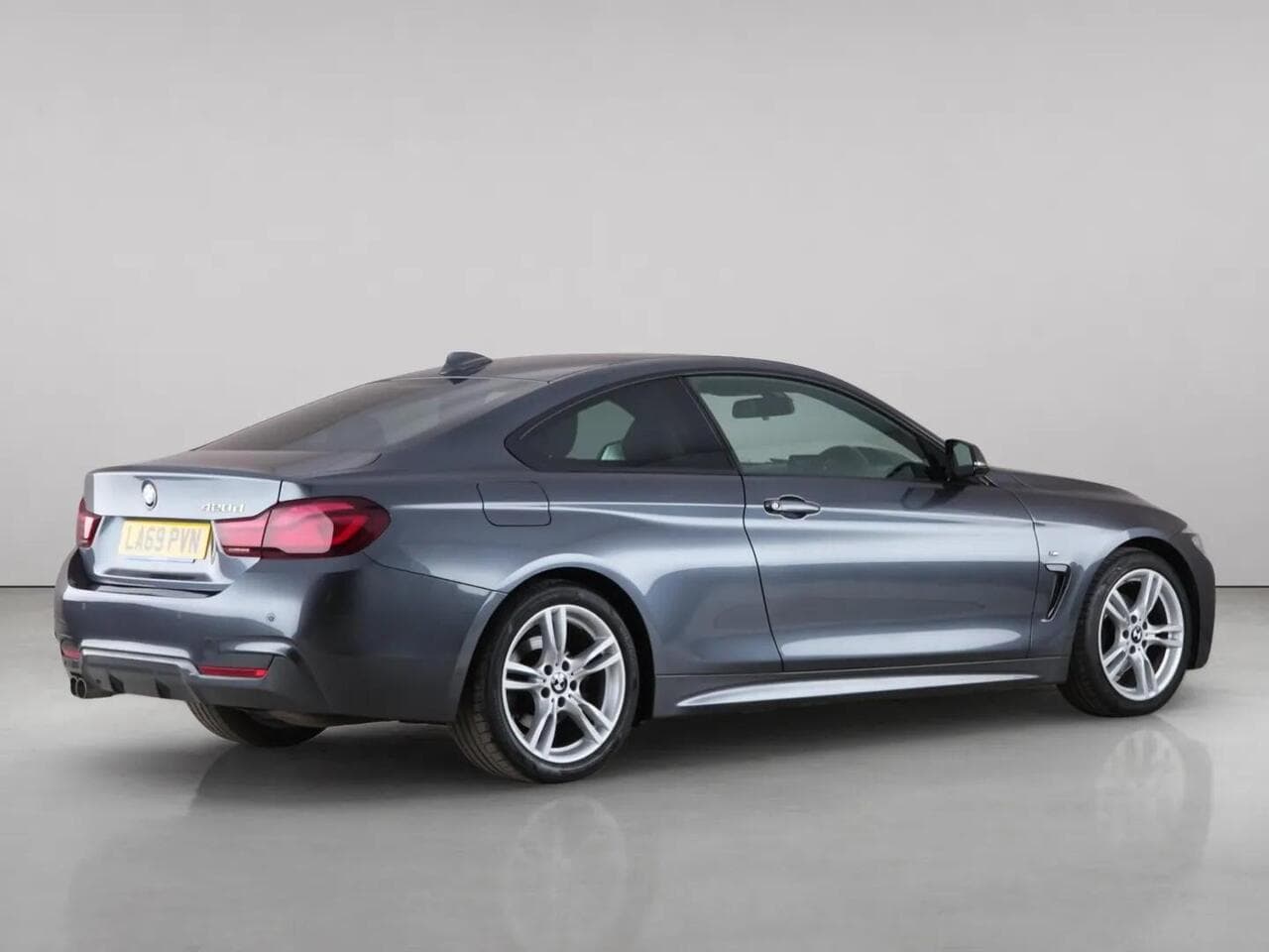 BMW 4 Series thumbnail Side Right